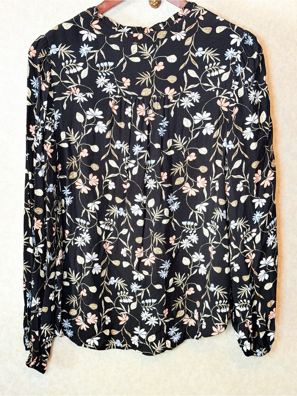 LOFT Floral Print Ruffle Neck Blouse Black Multicolor Long Sleeve M Preppy EUC - Picture 3 of 8